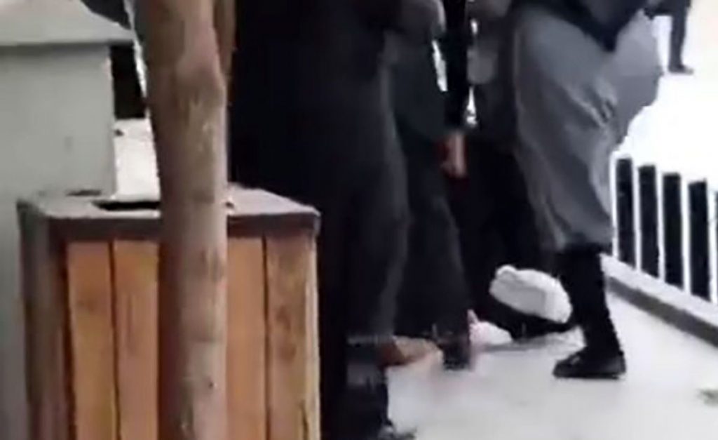درگیری زن هتاک با روحانی آمر به معروف