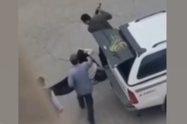 دستگیرى مردى که زنى را با سلاح کتک مى زد