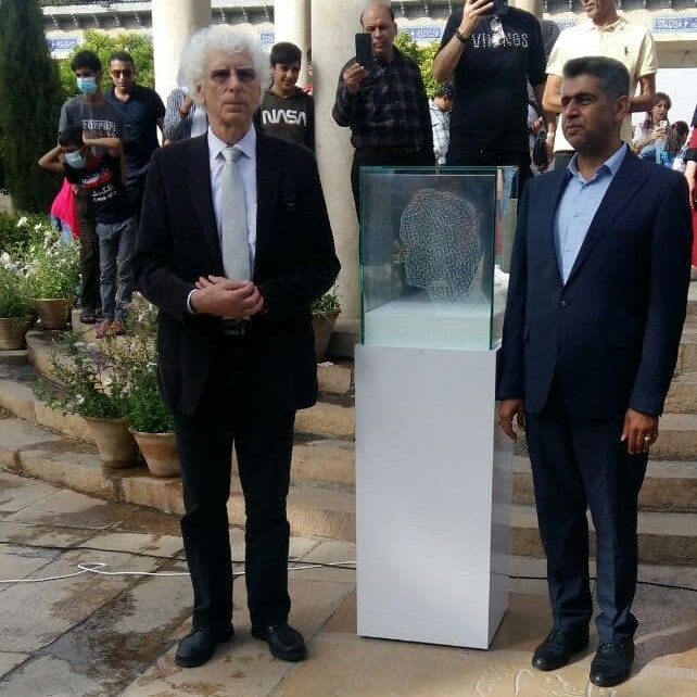 هنرمند آلمانی سردیس گوته را به آرامگاه حافظ اهدا کرد