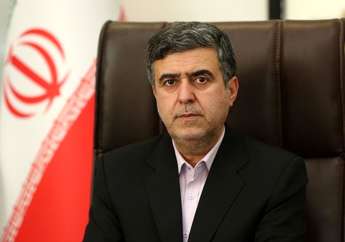 سخنگوى بیمه مرکزى که از بدهى خودروسازان گفته بود، برکنار شد