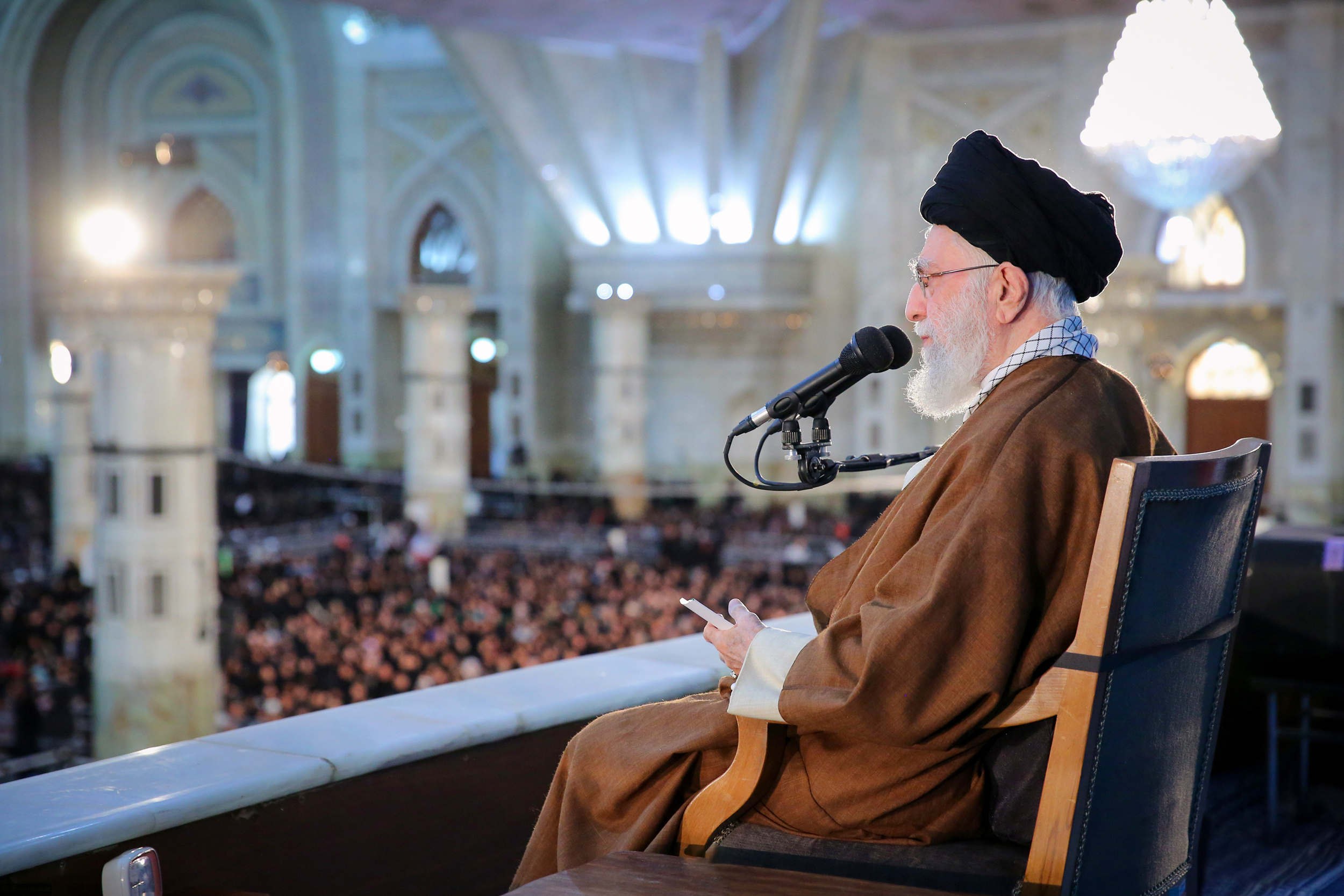 رهبر انقلاب: سعى دشمن ناامید کردن جوان ایرانی است