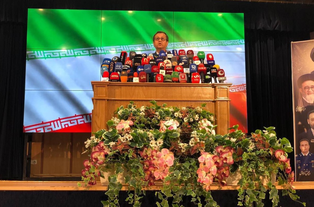 همتی: همچنان امیدوار به آینده هستم