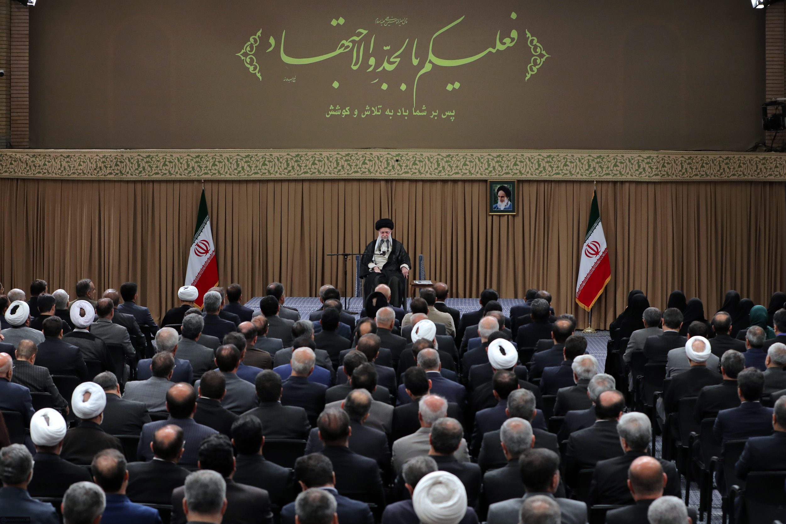 رهبر انقلاب: توصیه موکد من تعامل سازنده مجلس با دولت جدید است