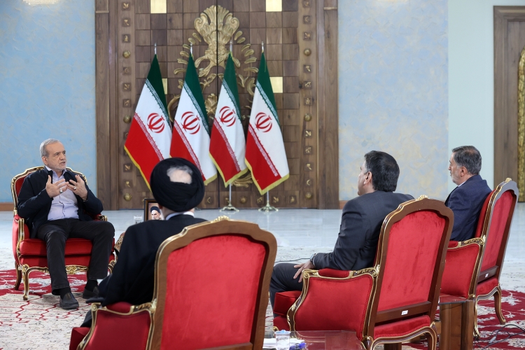 نشست رئیس جمهور با سه فعال رسانه ای/ پزشکیان از اسنپ بک، مشکلات داخلی و خارجی سخن گفت